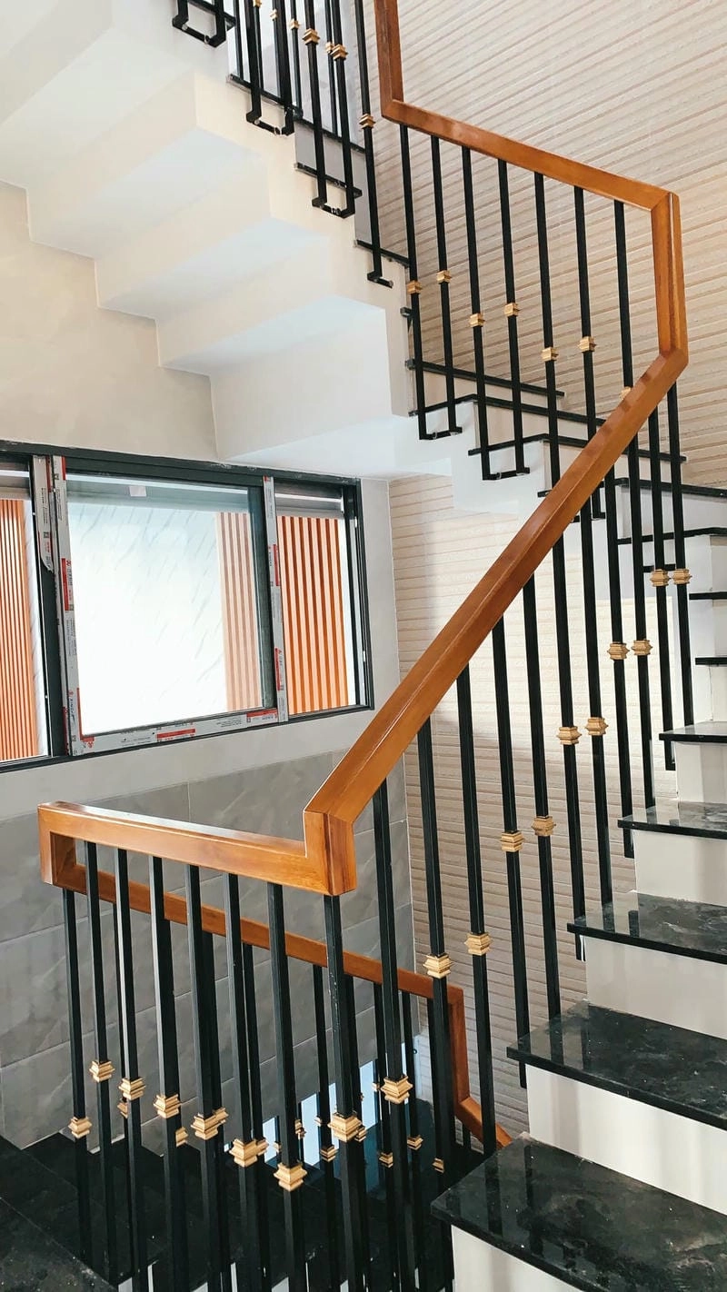 mẫu lan can cau thang sắt đẹp thu hút ánh nhìn từ mọi góc nhìn
