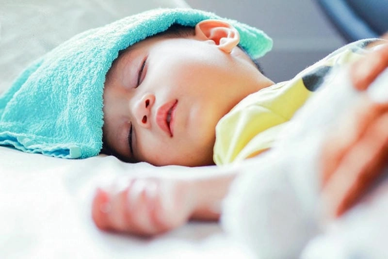 Sốt rét run ở trẻ là biểu hiện ban đầu của bệnh sốt rét