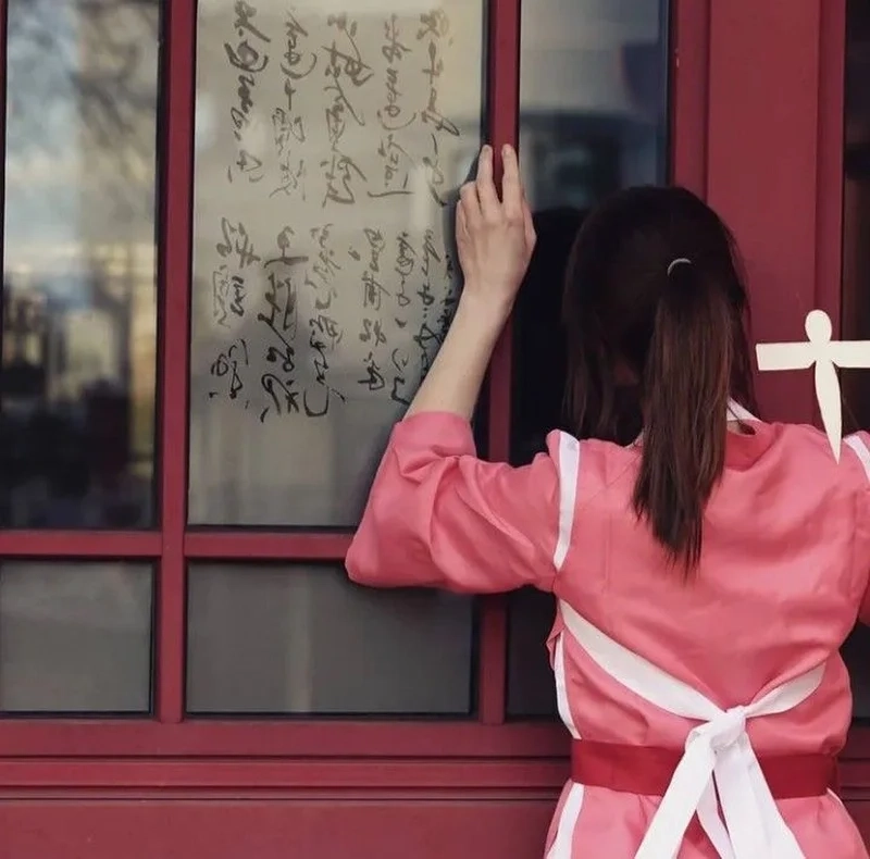 Chihiro outfit là lựa chọn cosplay phổ biến với giới trẻ