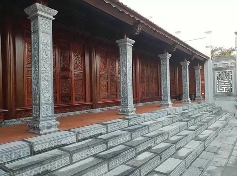 mẫu gạch ốp cột nhà đẹp kết hợp hoàn hảo với thiết kế mái thái