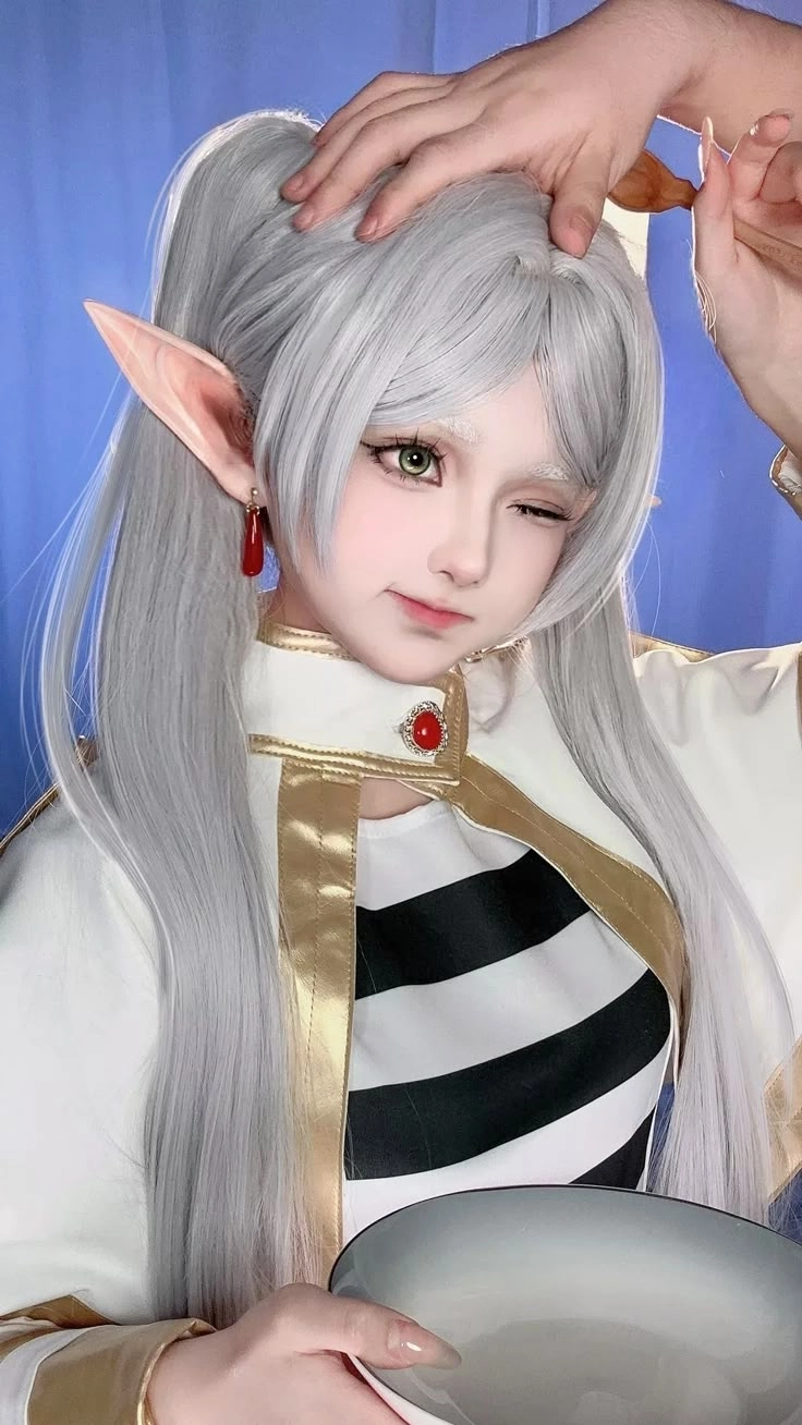 Cosplay anime Frieren thu hút với màu tóc và phục trang chính xác