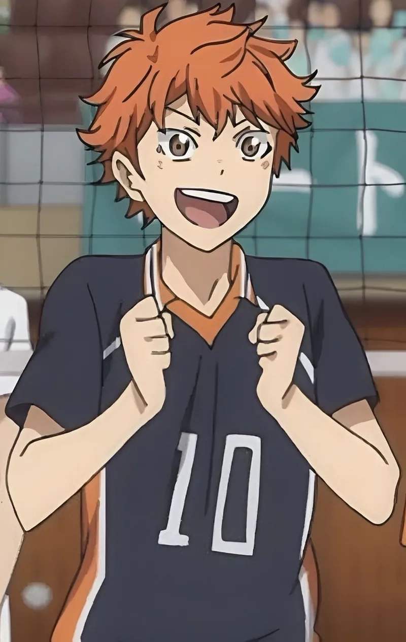 Hinata Shoyo uniforme nổi bật trên sân với màu áo Karasuno