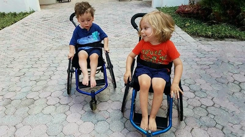 Hình ảnh cụ thể trẻ bị bại liệt hai chân đi khó khăn