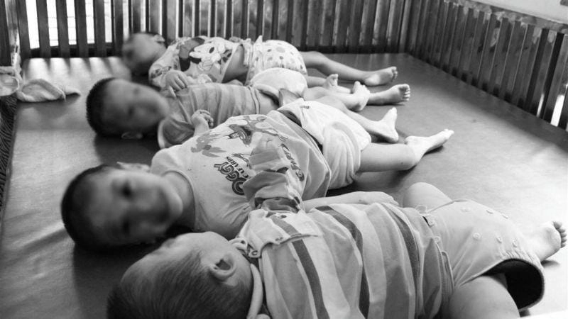 Ảnh tư liệu ghi lại người bị bại liệt chân tay yếu