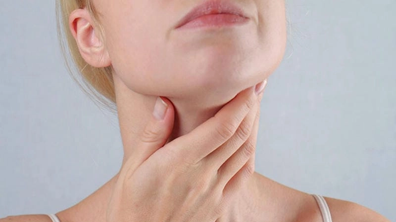 So sánh hình ảnh cổ sưng bất thường và cổ khỏe mạnh