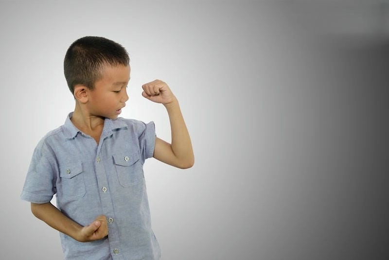 Dấu hiệu phổ biến của bệnh còi xương là xương mềm yếu