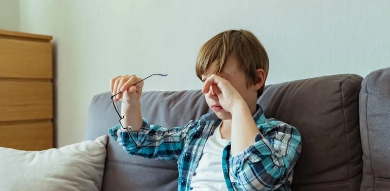 Hình ảnh bé bị đau mắt đỏ thường kèm theo chảy ghèn