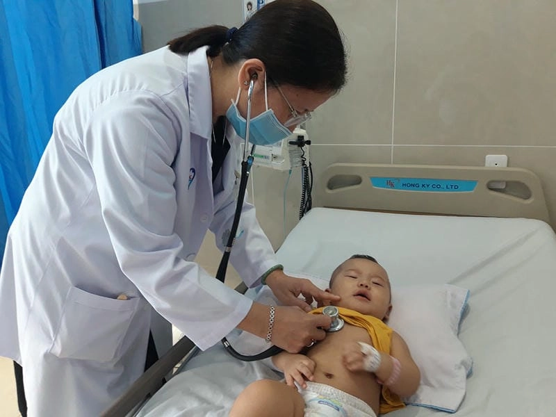 Phụ huynh nên biết nguyên nhân bé bị viêm phổi