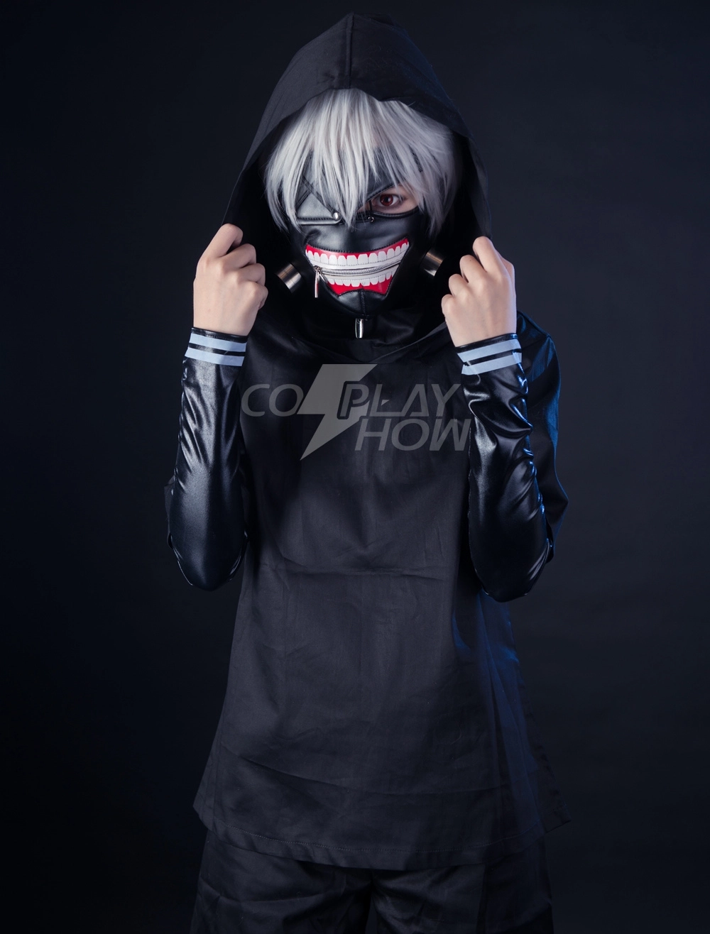 Cosplay Ken Kaneki với mặt nạ và tóc trắng ấn tượng