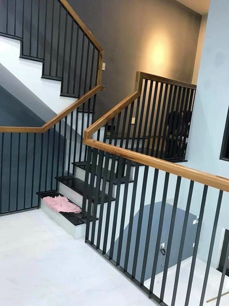 lan can cầu thang sắt tay vịn gỗ sự kết hợp hài hòa và ấm áp