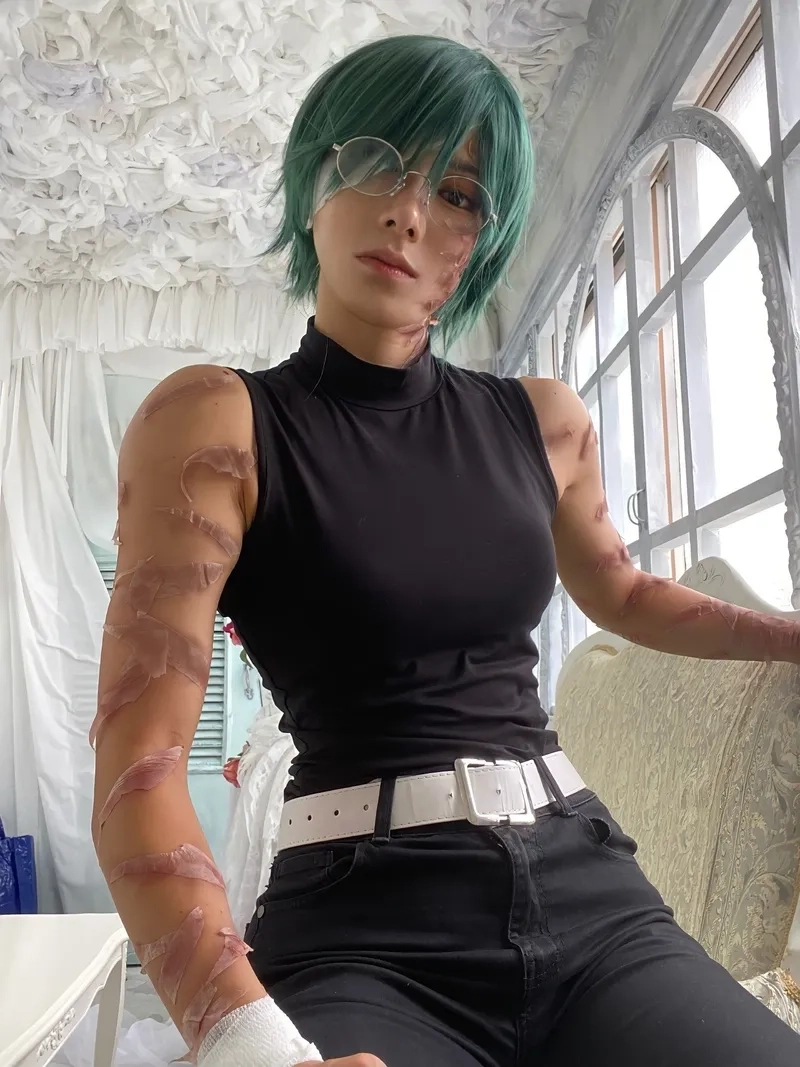 Cosplay Maki với outfit chiến binh và ánh mắt lạnh lùng