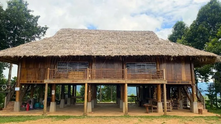 Chiêm ngưỡng mẫu nhà sàn gỗ 2 tầng đẹp đậm chất dân tộc