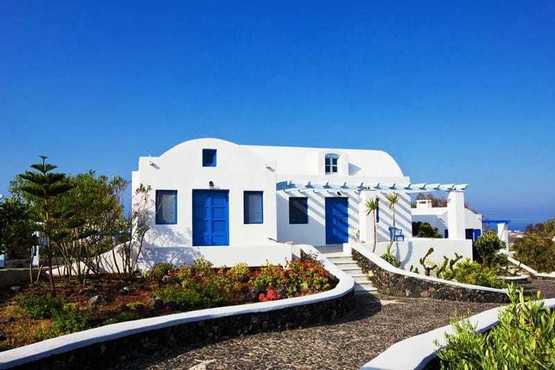 xây nhà phong cách địa trung hải với tone trắng xanh dịu mát