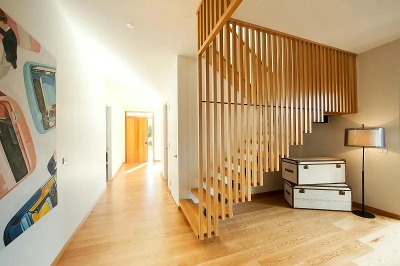 Chọn mẫu vách ngăn cầu thang phòng khách phù hợp không gian