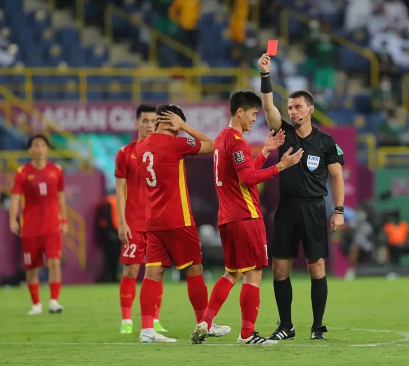 Phản ứng hài hước của cầu thủ trong meme thẻ đỏ