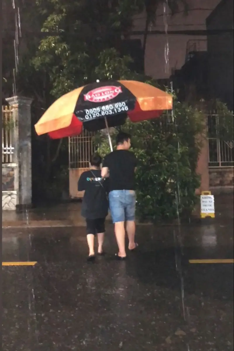 Meme đi dưới mưa – trải nghiệm buồn vui lẫn lộn trên phố đông