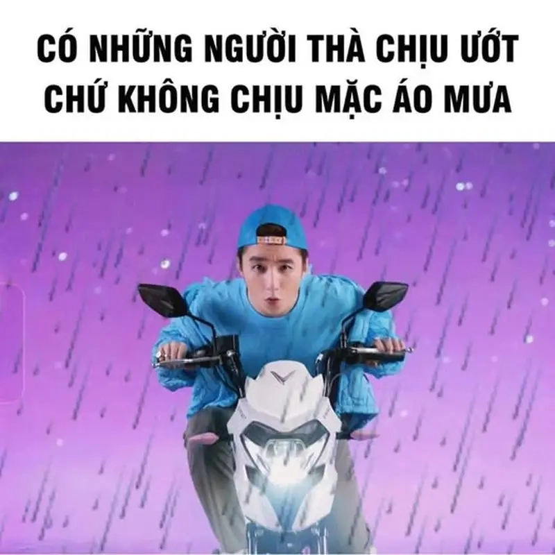 Meme đi dưới mưa và câu chuyện đôi giày tan nát vì ngập nước