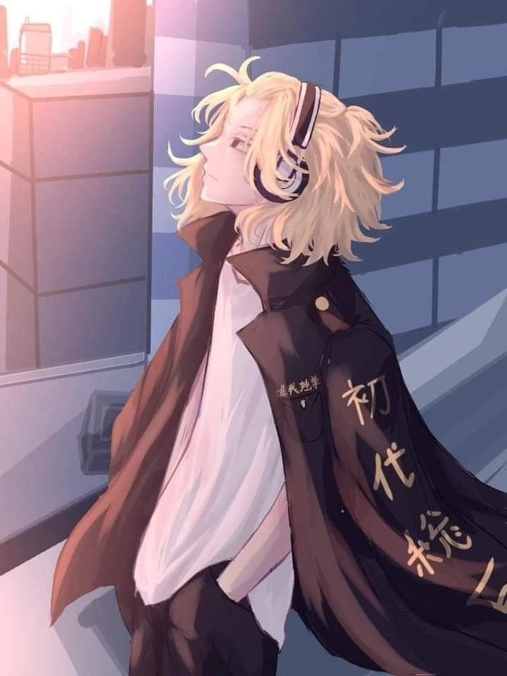 Mikey hair nổi bật với tóc vàng bồng bềnh và phong cách riêng