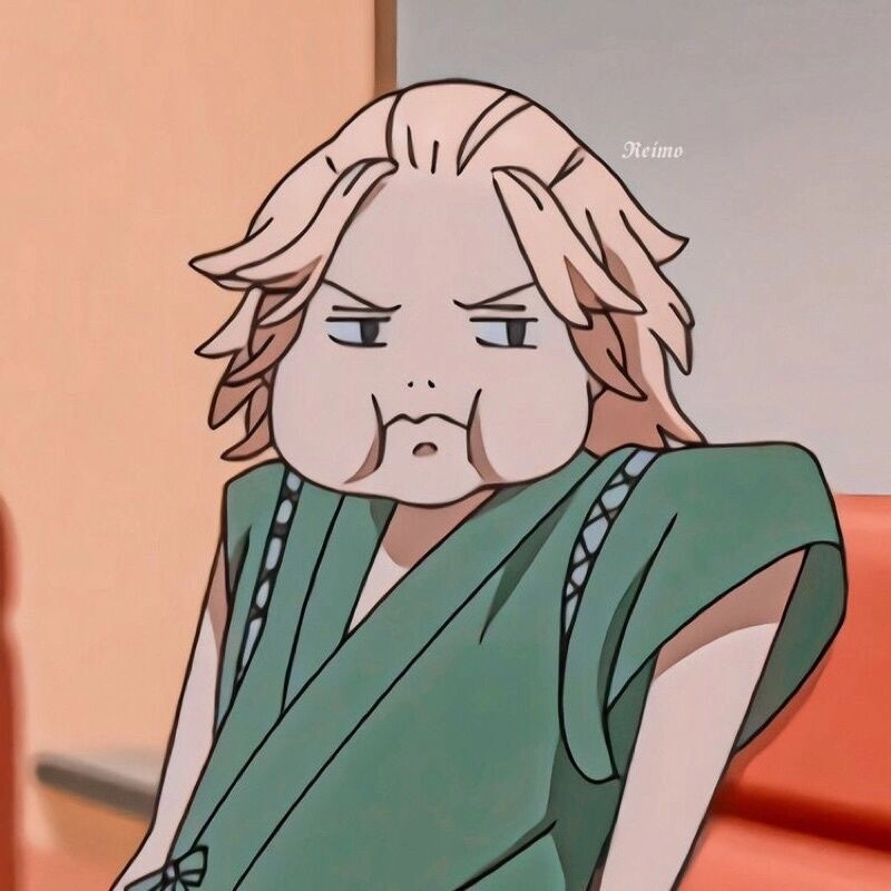 Mikey hair nổi bật với tóc vàng bồng bềnh và phong cách riêng