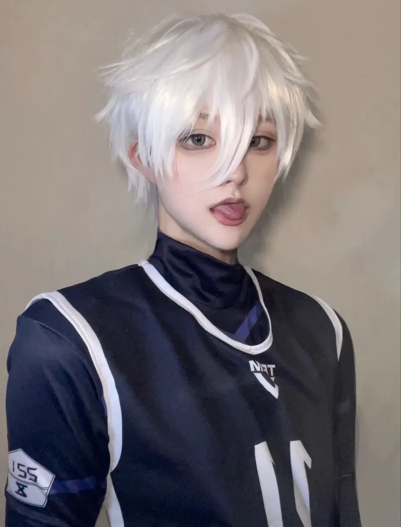 Cosplay Nagi Seishiro nổi bật với mái tóc trắng và phong cách cool