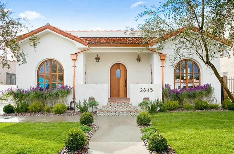 nhà phố phong cách địa trung hải nổi bật giữa đô thị hiện đại