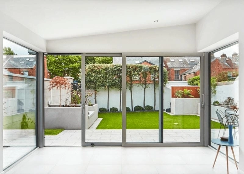 mẫu cửa mặt tiền nhà ống nổi bật với thiết kế tinh tế