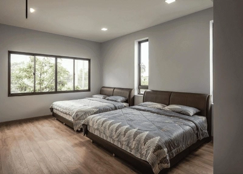 mẫu cửa sổ nhà mái thái hài hòa với thiết kế tổng thể