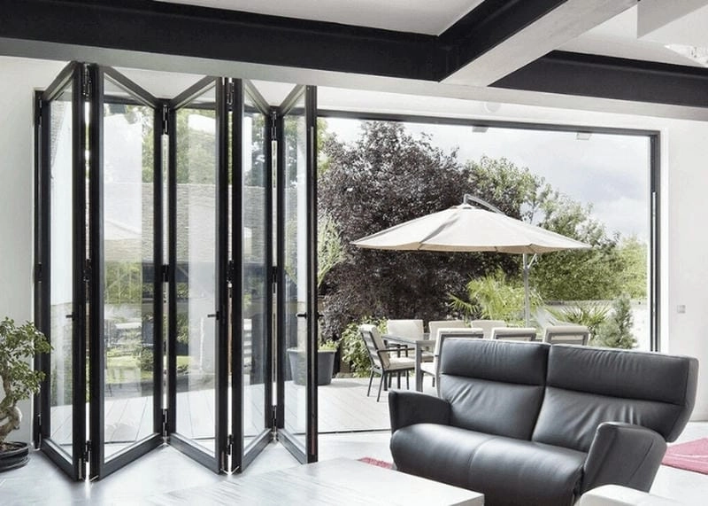 mẫu cửa kính nhà cấp 4 tối ưu ánh sáng hài hòa không gian