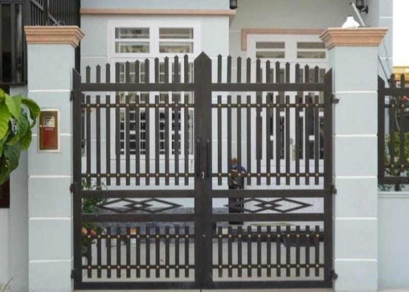 mẫu cửa sắt nhà cấp 4 chắc chắn phù hợp nhiều phong cách