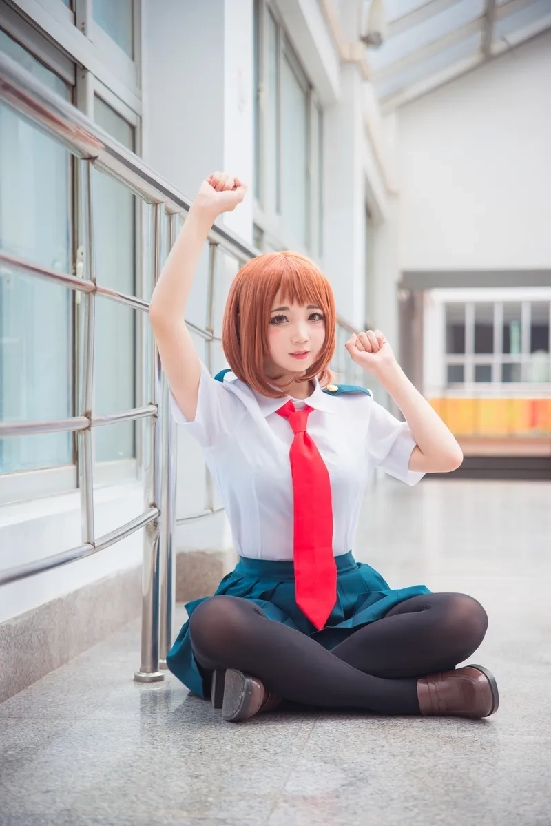 Ochako Uraraka cosplay là phong cách hóa trang được yêu thích bởi tóc nâu và bộ đồng phục học viện.