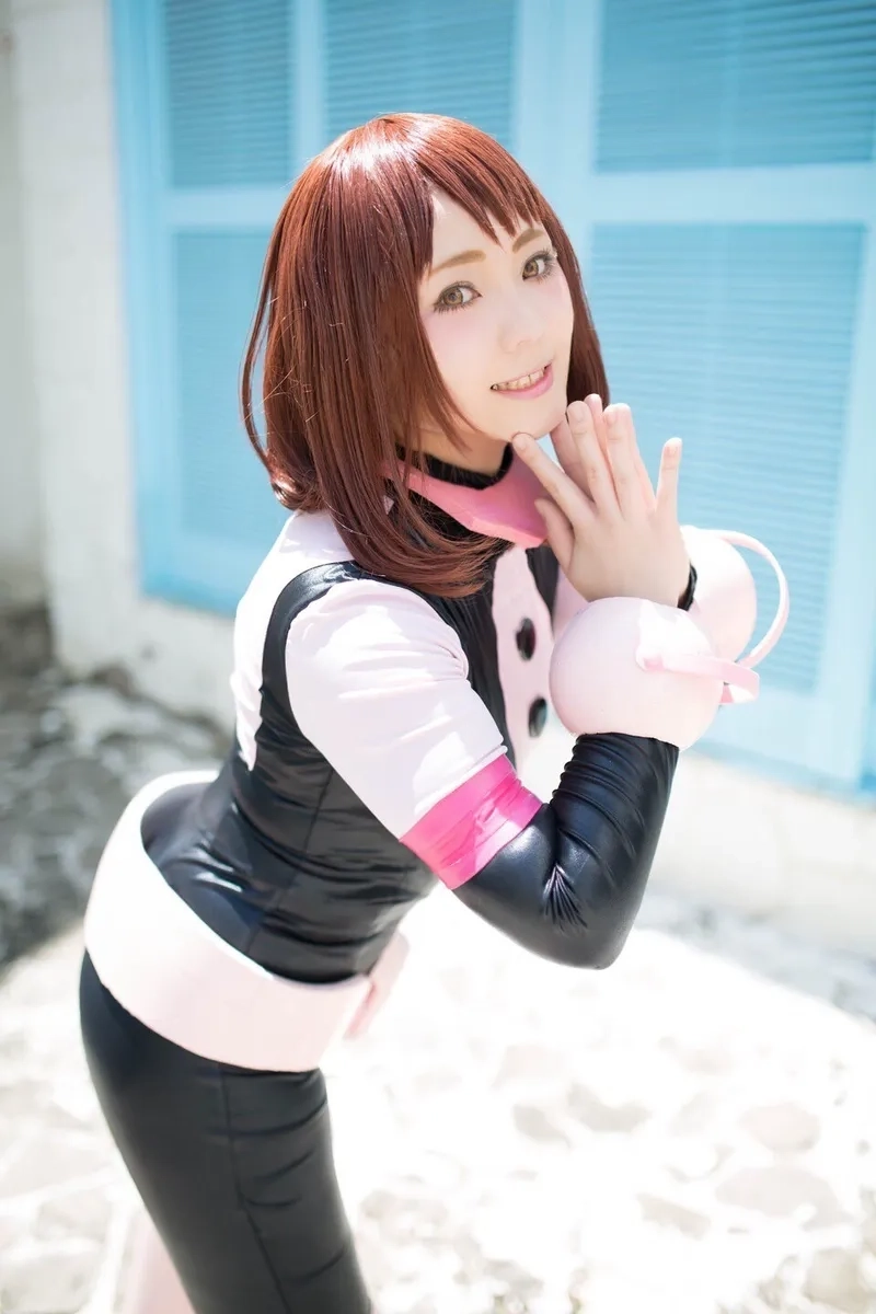 Uraraka Ochako cosplay có nhiều phiên bản từ thường phục đến trang phục anh hùng.
