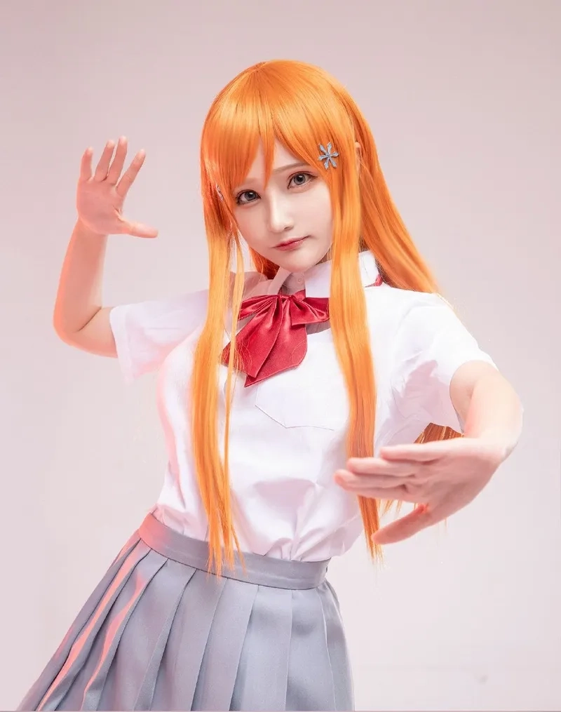 Orihime Inoue cosplay đòi hỏi váy trắng và mái tóc cam tự nhiên