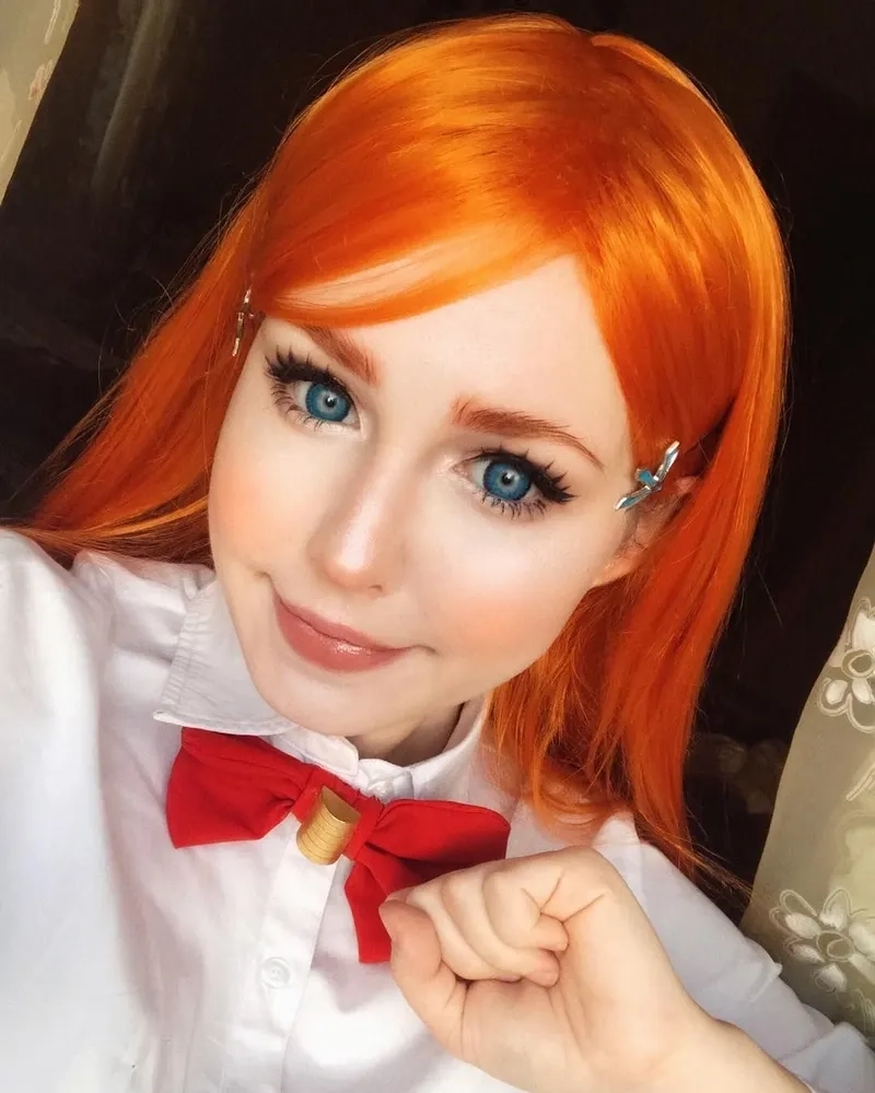 Orihime cosplay hoàn thiện với phụ kiện heal và nụ cười nhẹ nhàng