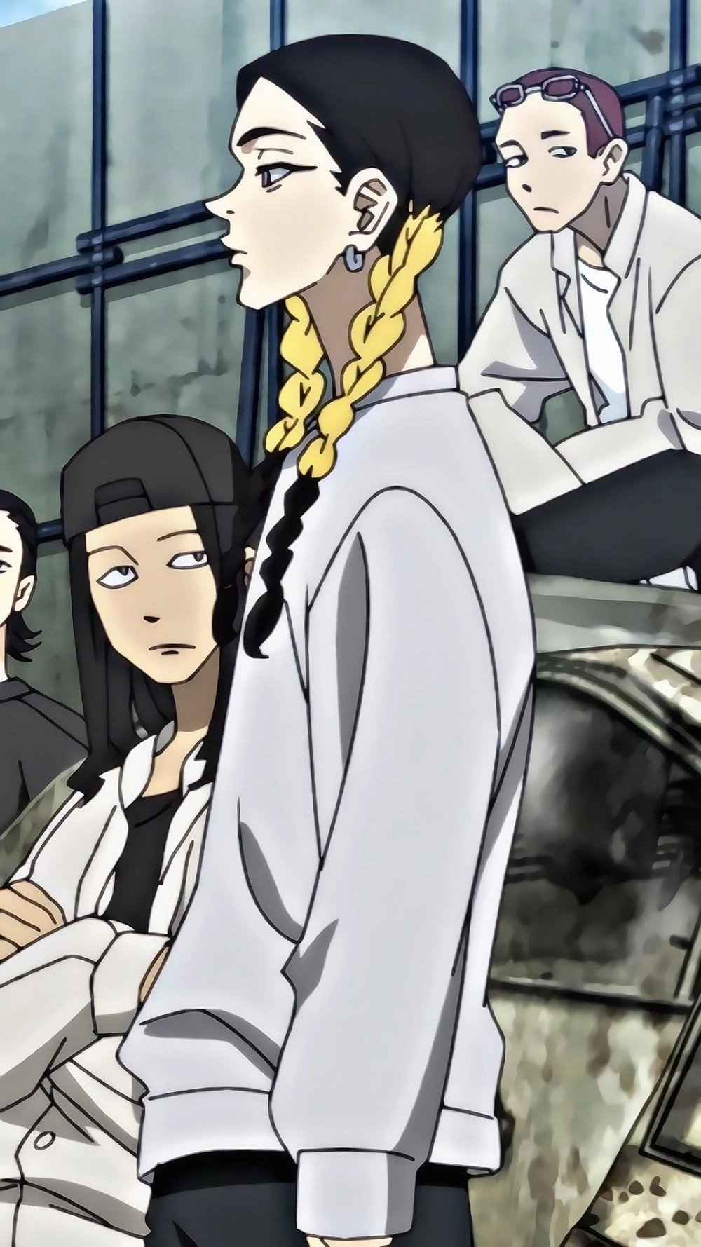 Ran Haitani với vẻ ngoài lạnh lùng và mái tóc xoăn đặc trưng