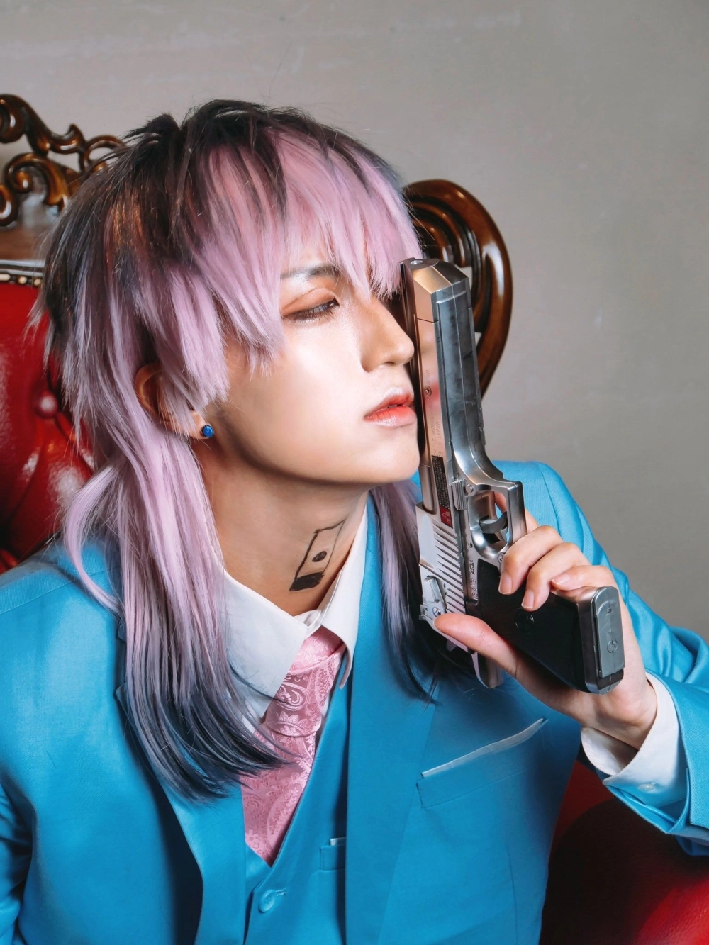 Haitani Rindou cosplay với ánh mắt và tạo hình chuẩn manga