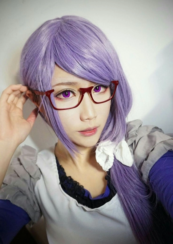 Rize Kamishiro cosplay nổi bật với mái tóc tím và váy đỏ