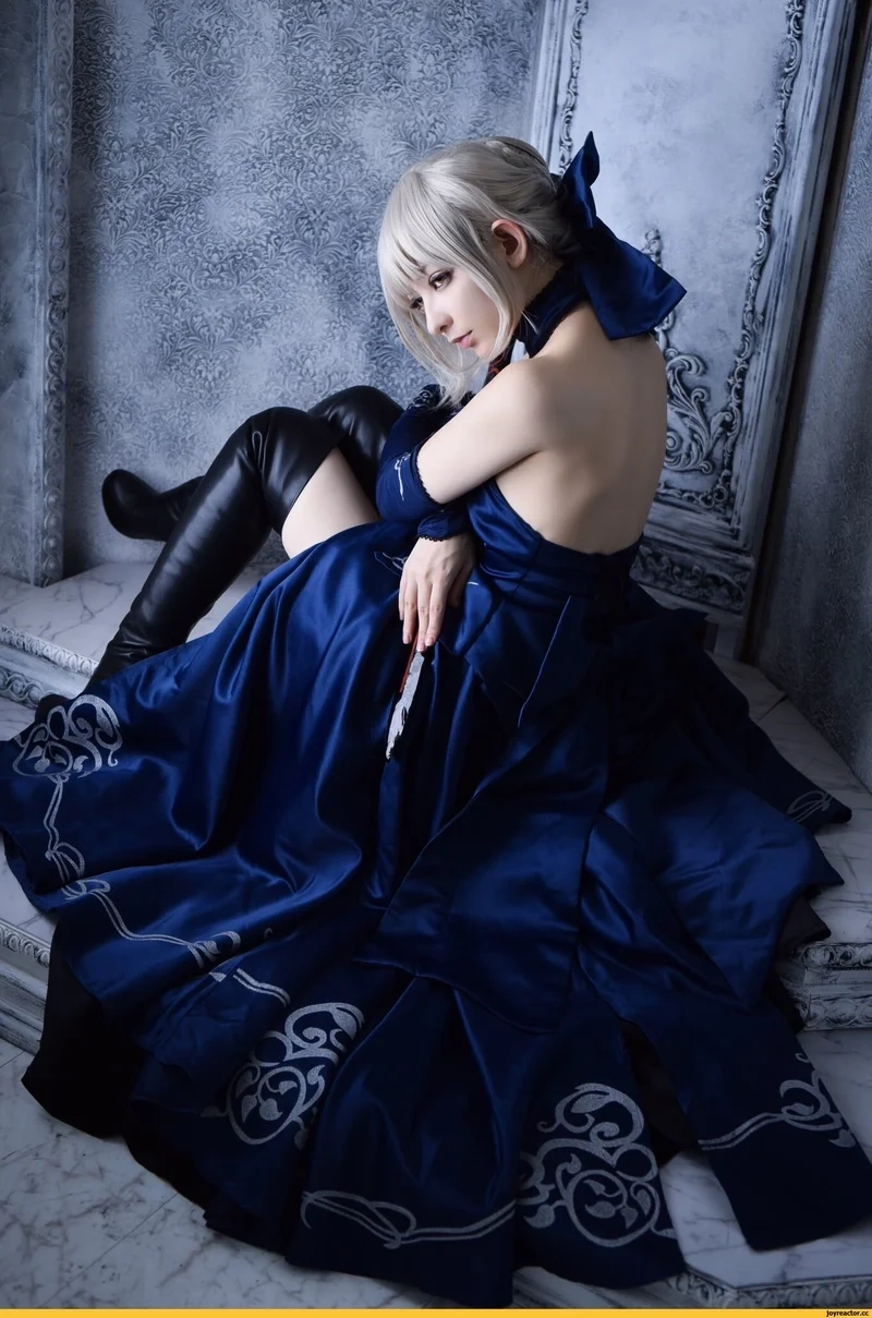 Saber cosplay thường được tái hiện với váy áo giáp vàng đặc trưng