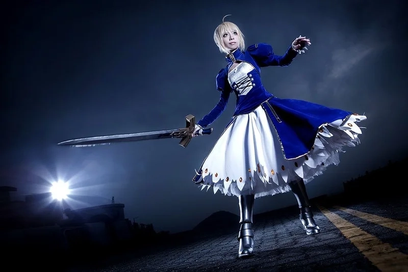 Alter Saber cosplay thể hiện vẻ lạnh lùng và mạnh mẽ hơn bản thường
