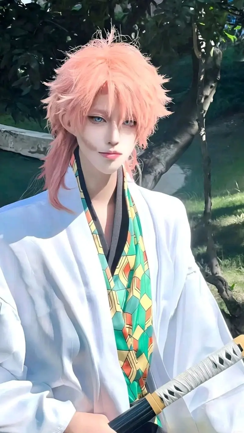 Sabito cosplay tái hiện nhân vật với mặt nạ và áo haori đặc trưng