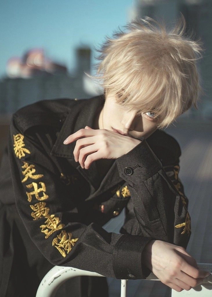 Takemichi cosplay phổ biến với đồng phục Toman màu đen đặc trưng