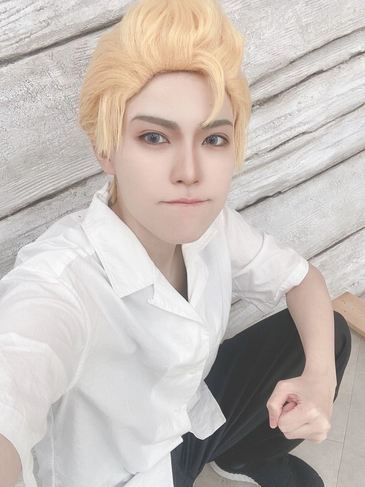 Takemichi cosplay phổ biến với đồng phục Toman màu đen đặc trưng