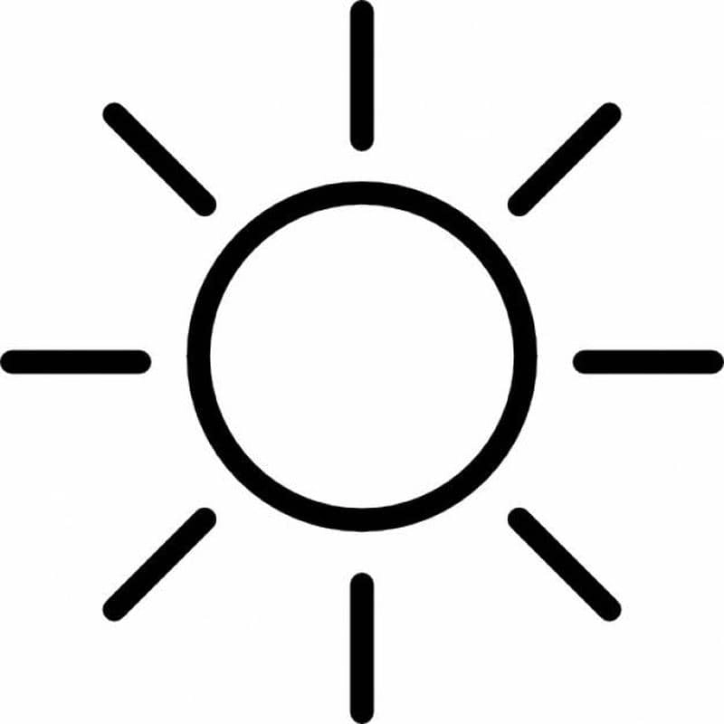 Bé thích thú với tô màu ông mặt trời và đám mây