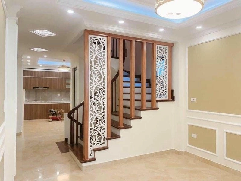Tối ưu không gian bằng vách ngăn gỗ che cầu thang