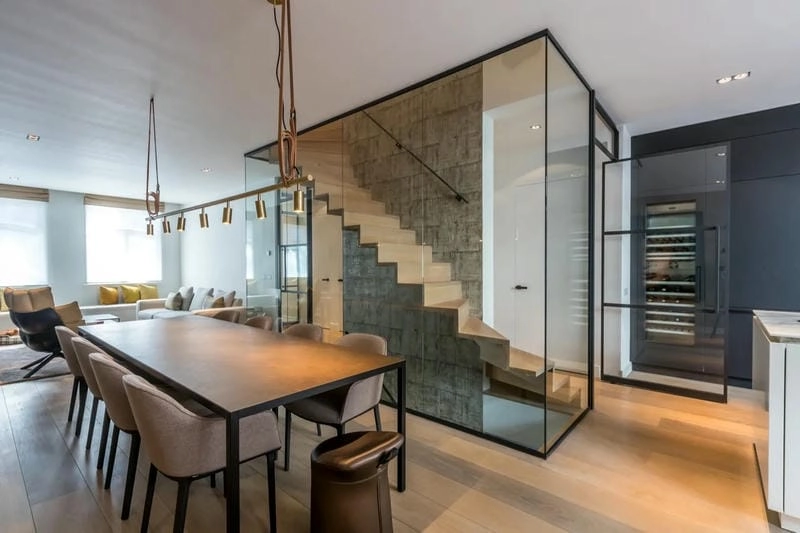 Lựa chọn bức vách ngăn cầu thang giúp không gian thêm sinh động