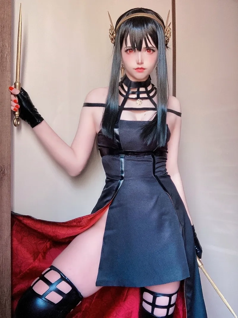 Cosplay Yor Spy Family yêu cầu váy đỏ cùng khí chất sát thủ