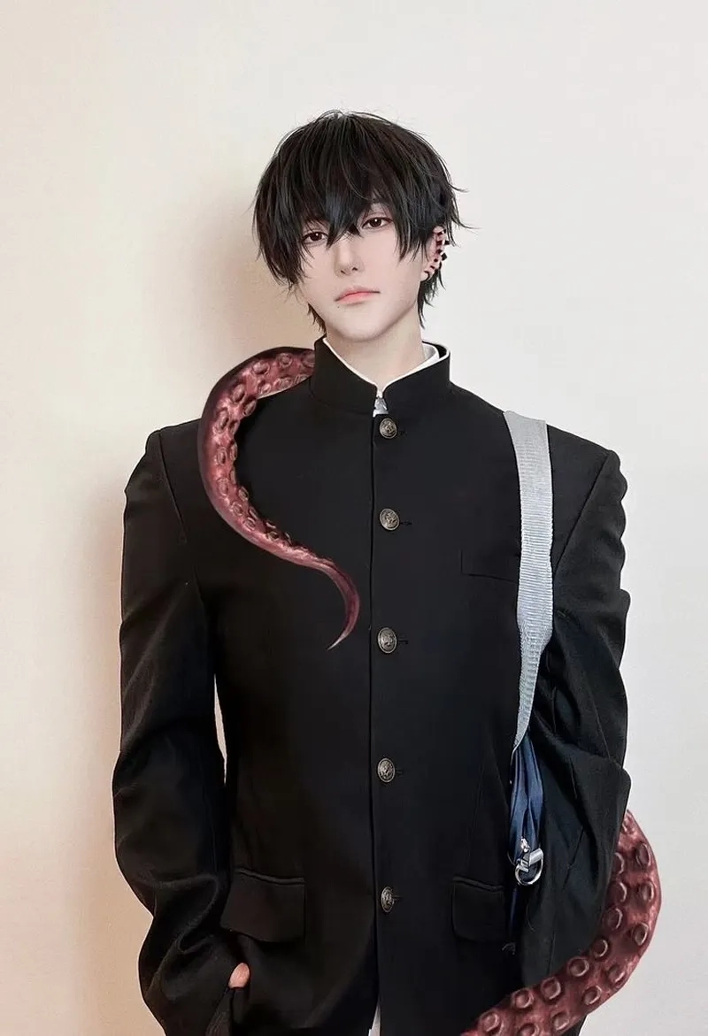 Cosplay Yoshida Chainsaw Man thường là sơ mi đen và cà vạt