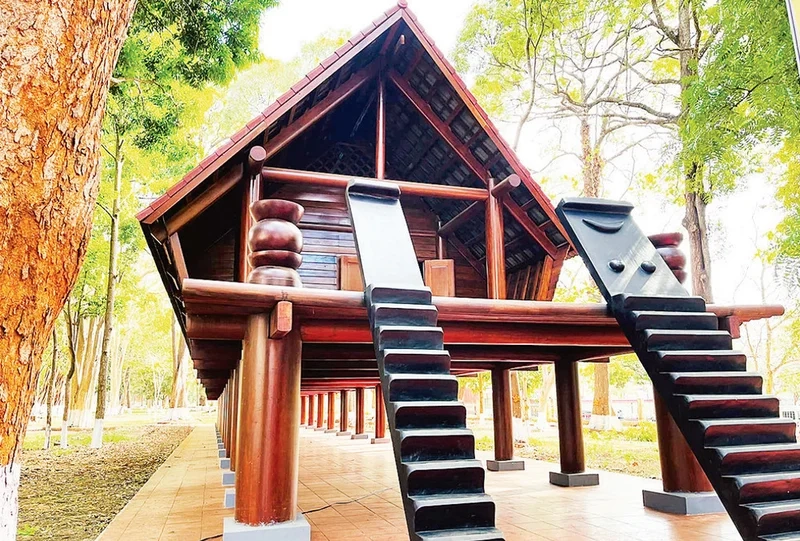 Không gian rộng mở từ sân trước nhà sàn mang đậm bản sắc