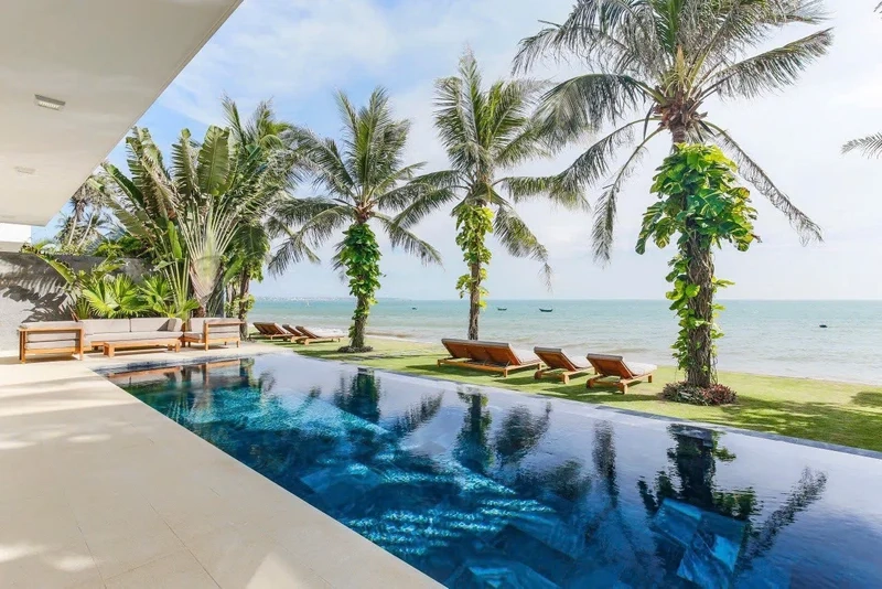 Hít gió mát và ngắm sóng từ ban công villa biển đầy lãng mạn