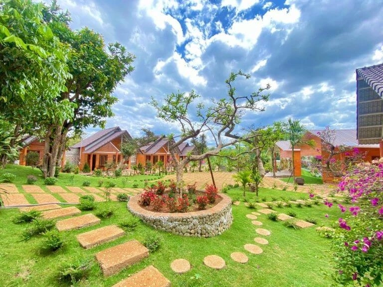 Tìm lại bình yên trong sân vườn villa Pleiku rợp bóng cây