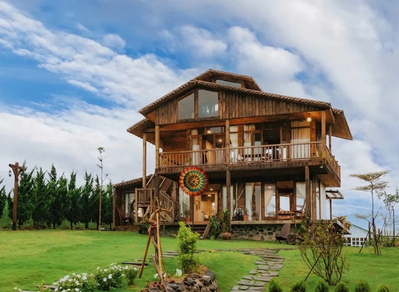 Thả hồn vào khung cảnh huyền ảo trong sương mù villa Bảo Lộc